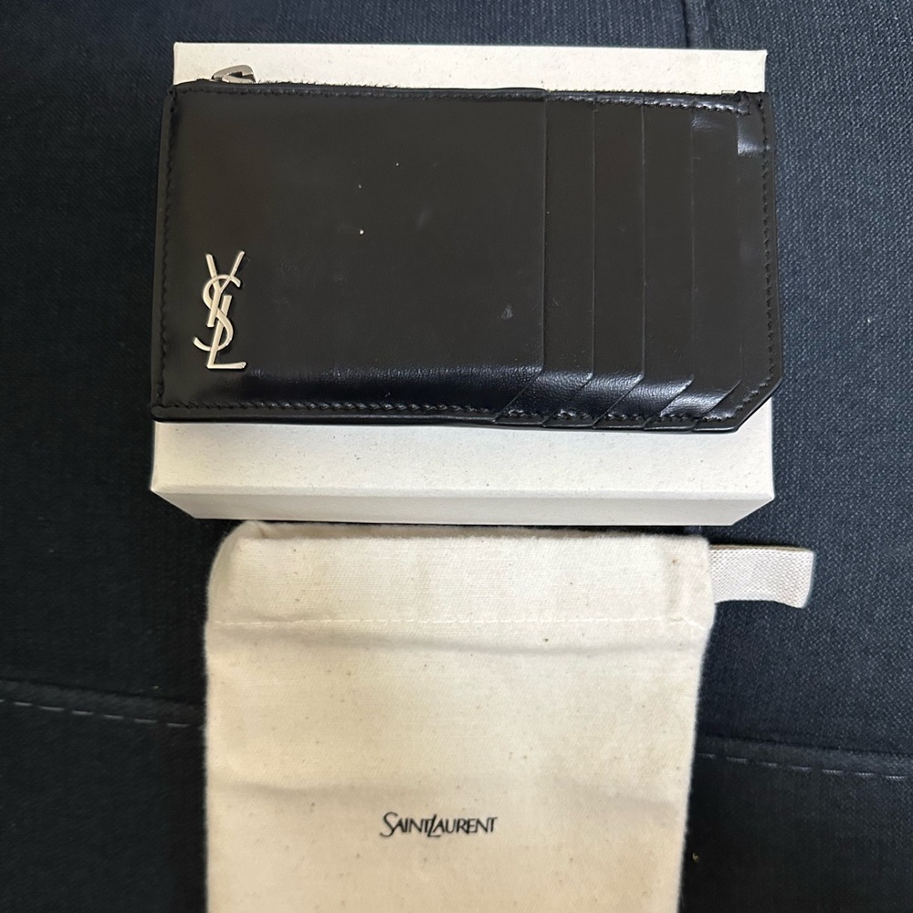 YSL YVES SAINT LAURENT 5 pocket
Card holder with inside zipper. Black